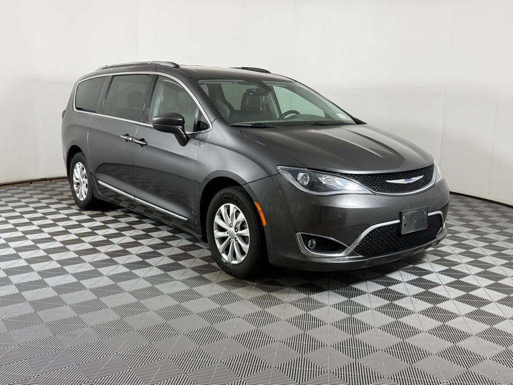 Used 2019 Chrysler Pacifica Touring-L image 2
