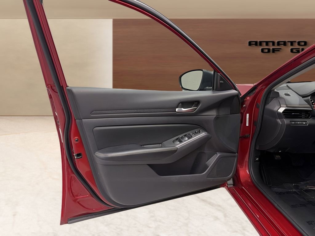 Used 2025 Nissan Altima 2.5 SV FWD image 9