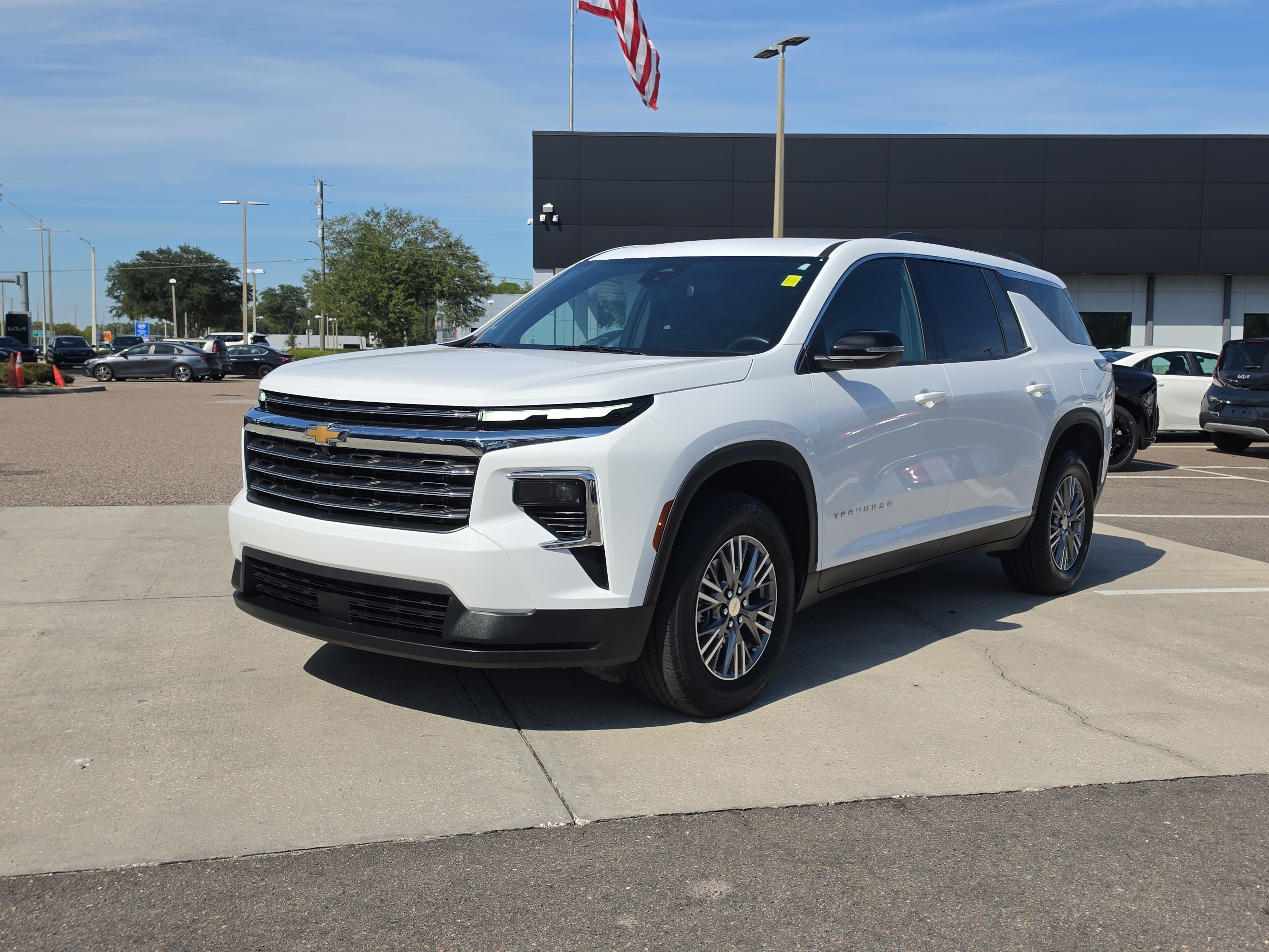 Used 2025 Chevrolet Traverse LT FWD image 4