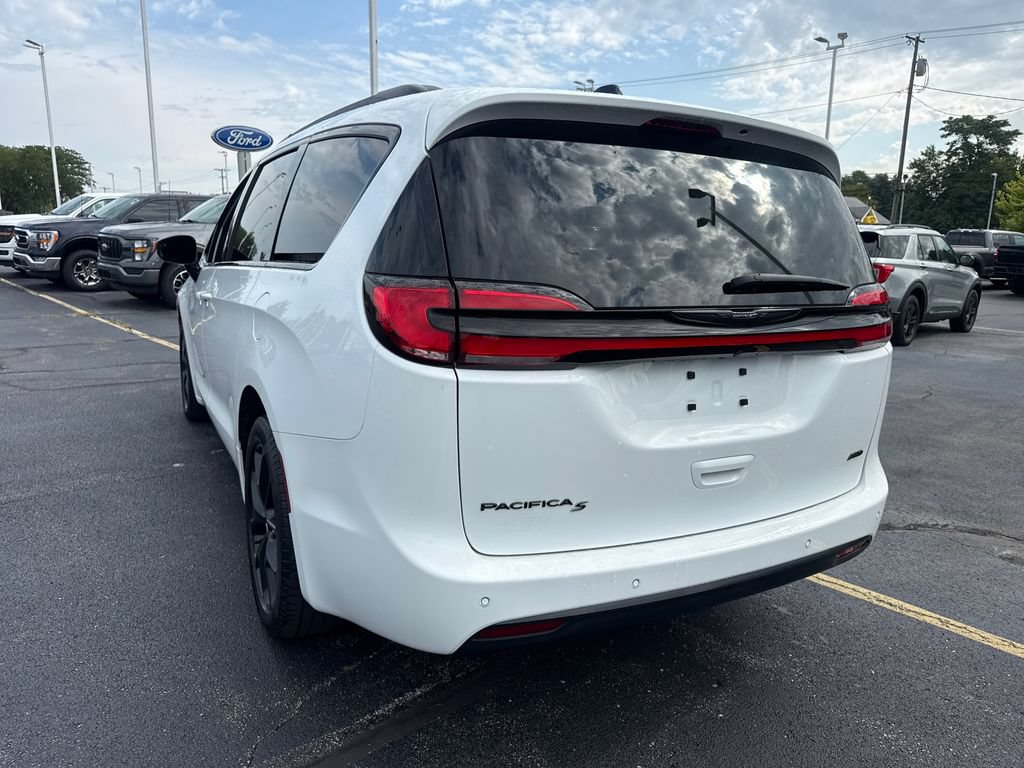 Used 2024 Chrysler Pacifica Touring-L w/ S Appearance Package AWD/4WD image 10