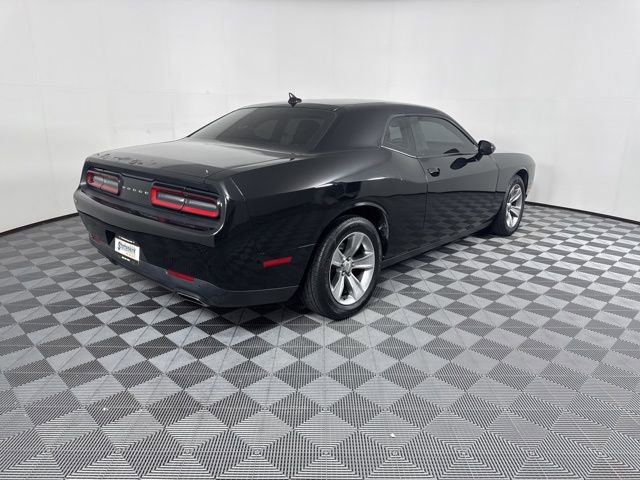 Used 2016 Dodge Challenger SXT w/ Driver Convenience Group RWD image 3