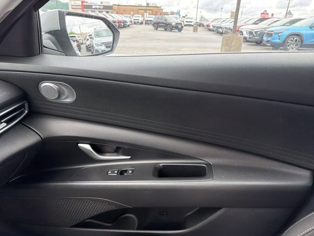 Used 2022 Hyundai Elantra SE FWD image 24