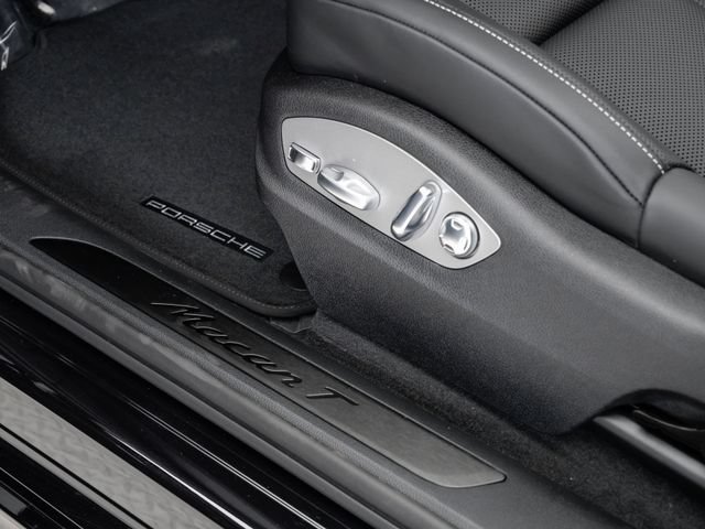 Certified 2025 Porsche Macan Turbo AWD/4WD image 11