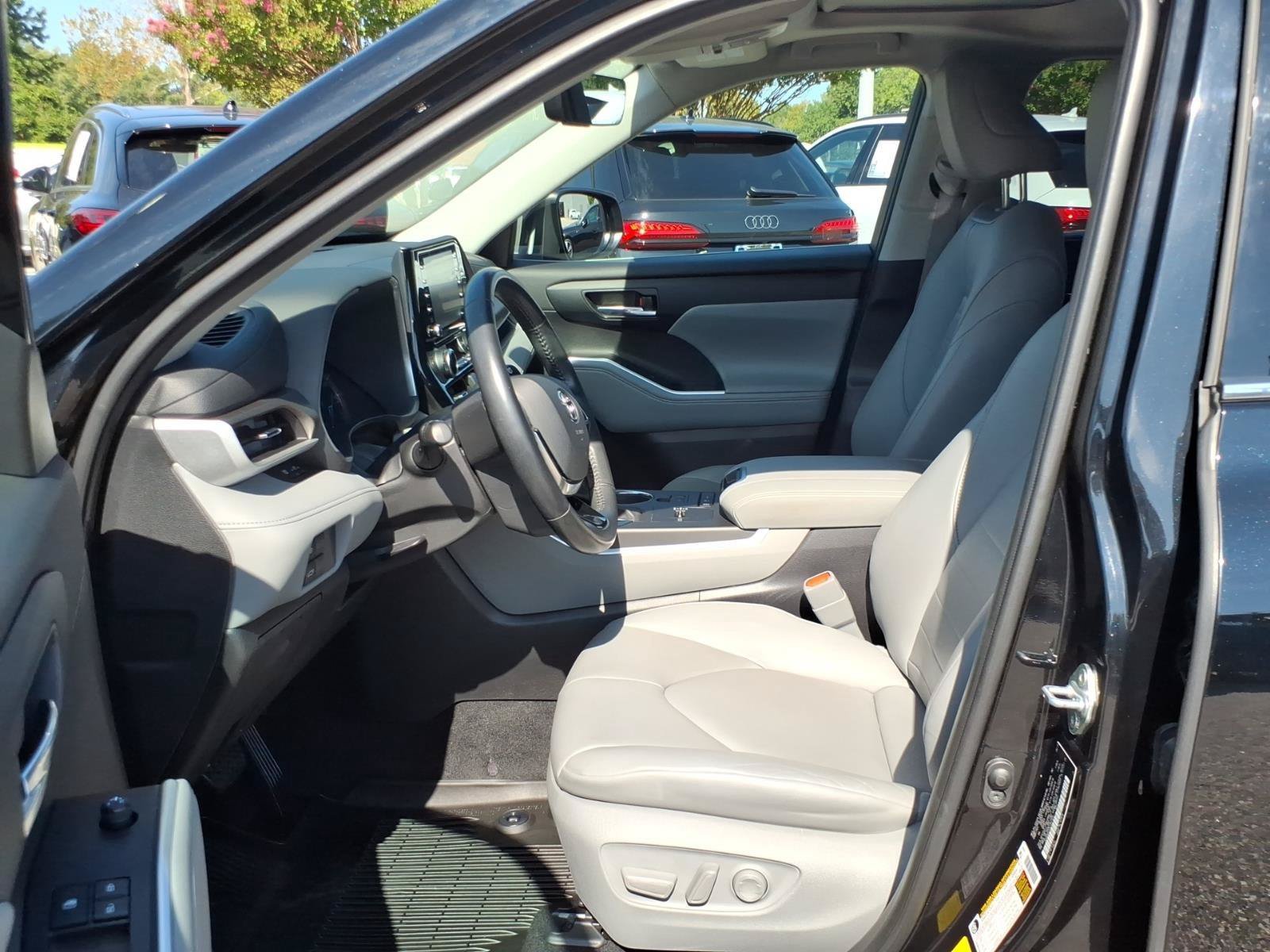 Used 2020 Toyota Highlander XLE AWD/4WD image 12