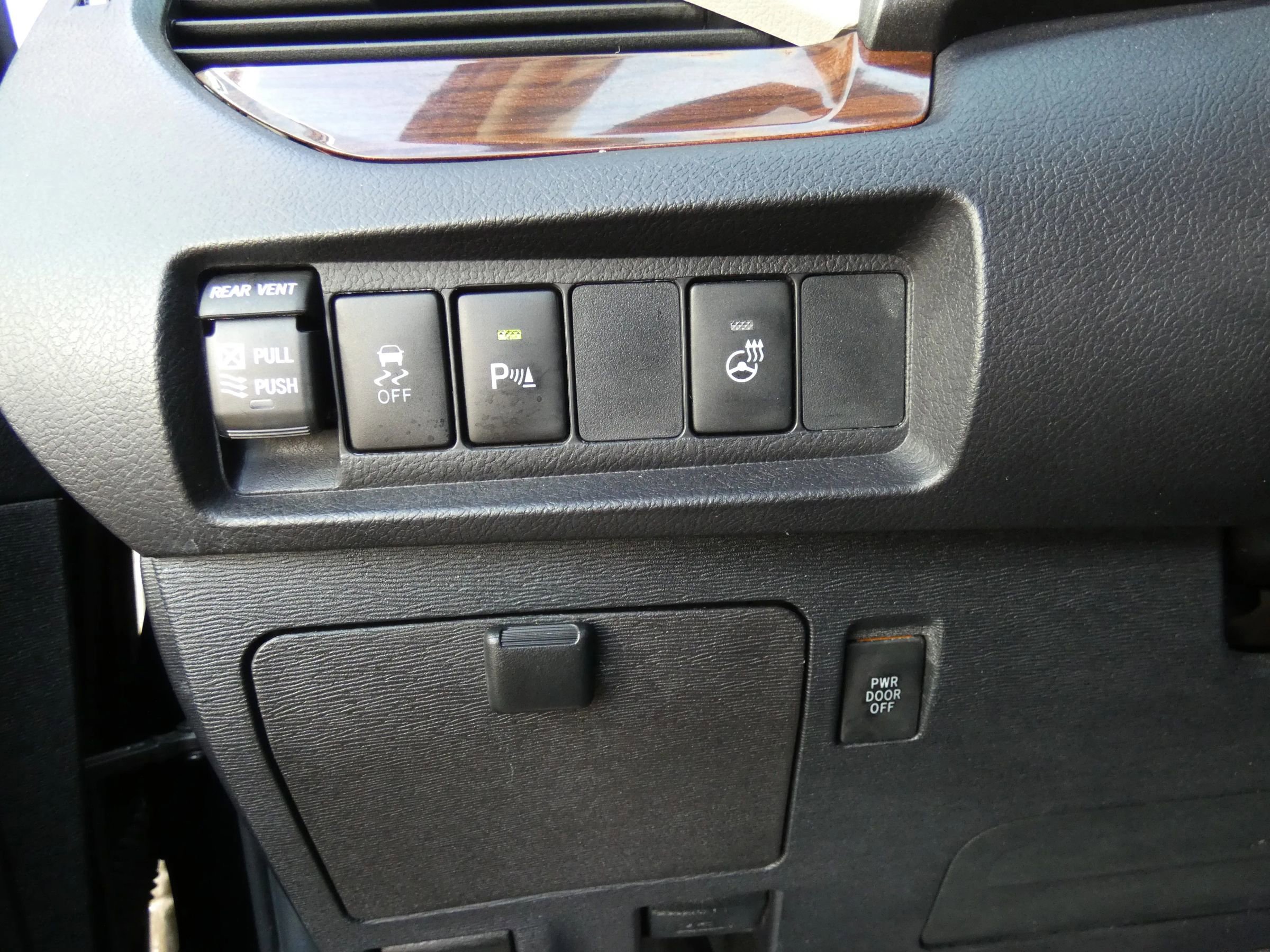 Used 2018 Toyota Sienna Limited image 61