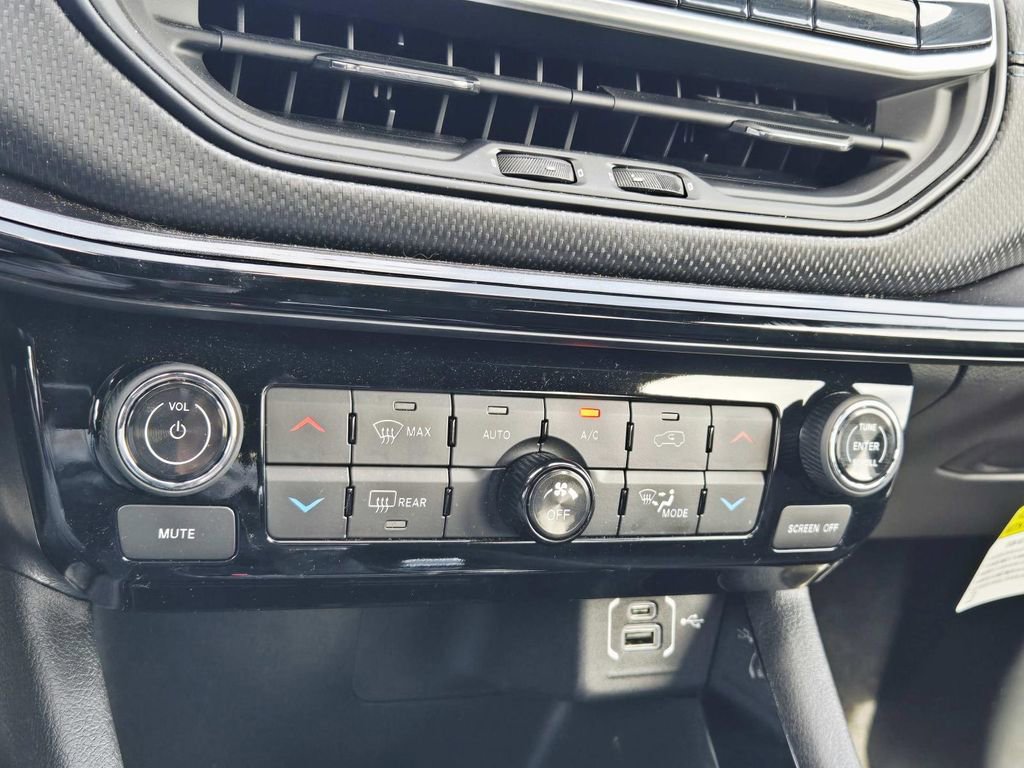 Certified 2025 Jeep Compass Latitude w/ Sun & Sound Group AWD/4WD image 28