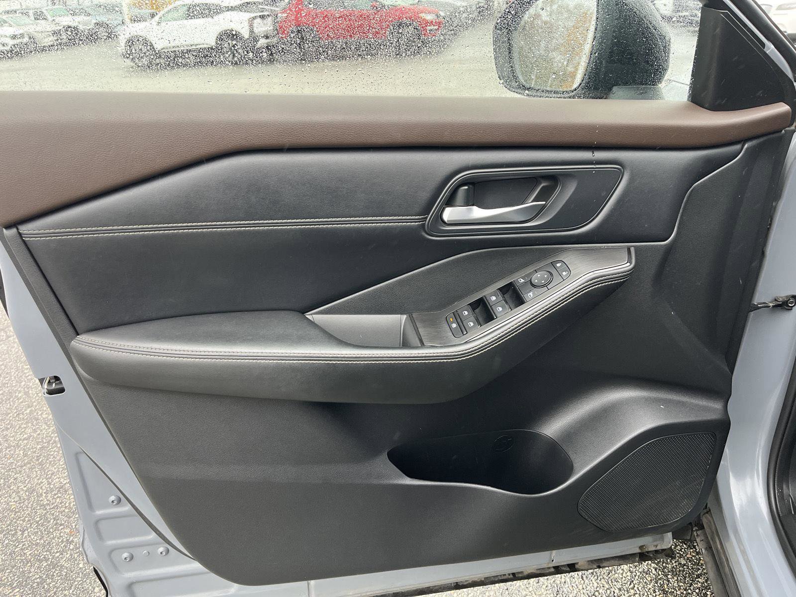 Used 2023 Nissan Rogue SV w/ SV Premium Package image 10