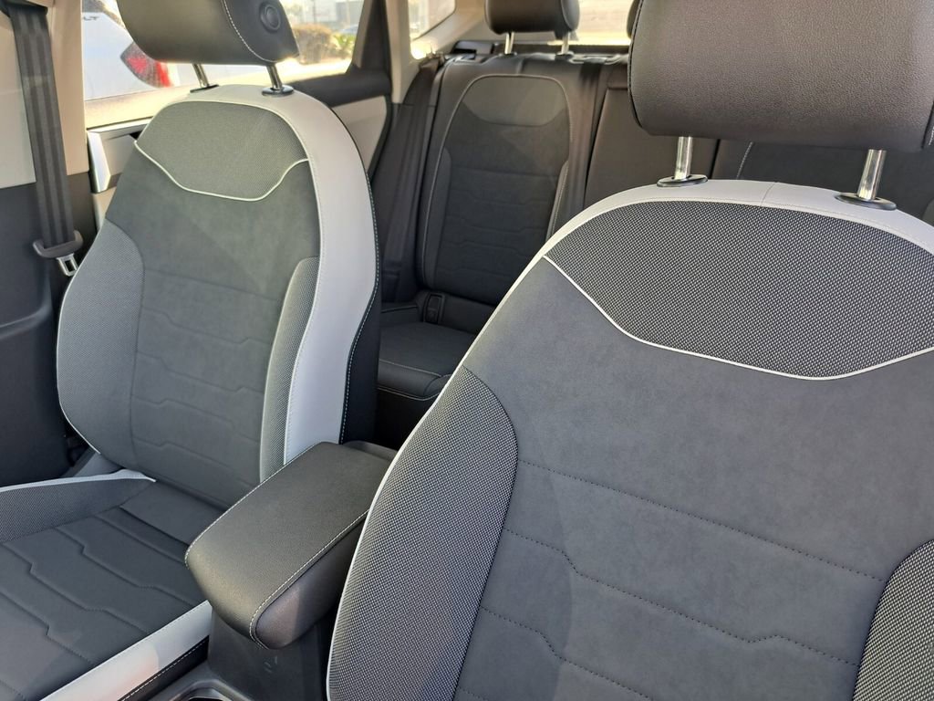 Used 2025 Volkswagen Taos SE image 18