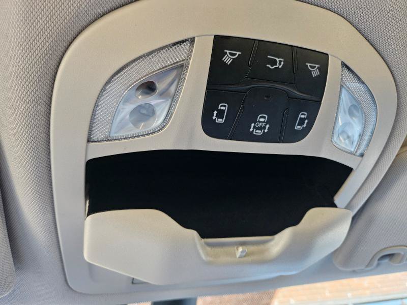 Used 2021 Chrysler Pacifica Touring-L FWD image 46