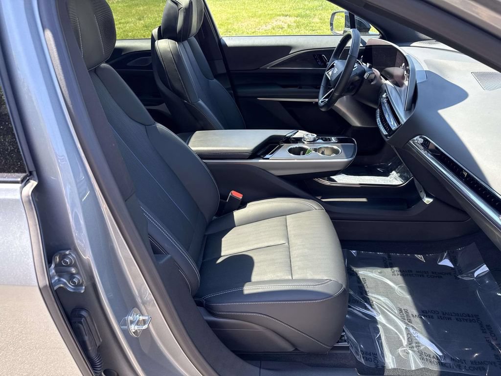 Certified 2025 Cadillac Lyriq Luxury w/ LPO, Floor Liner Package AWD/4WD image 7