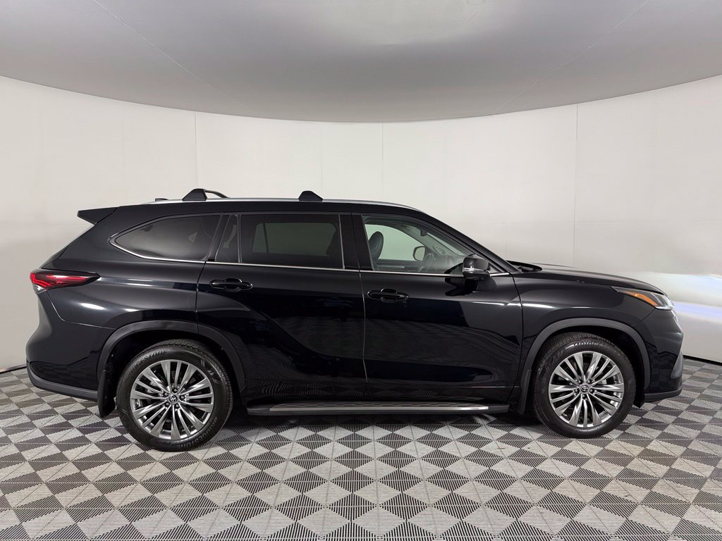 Used 2024 Toyota Highlander Platinum FWD image 8