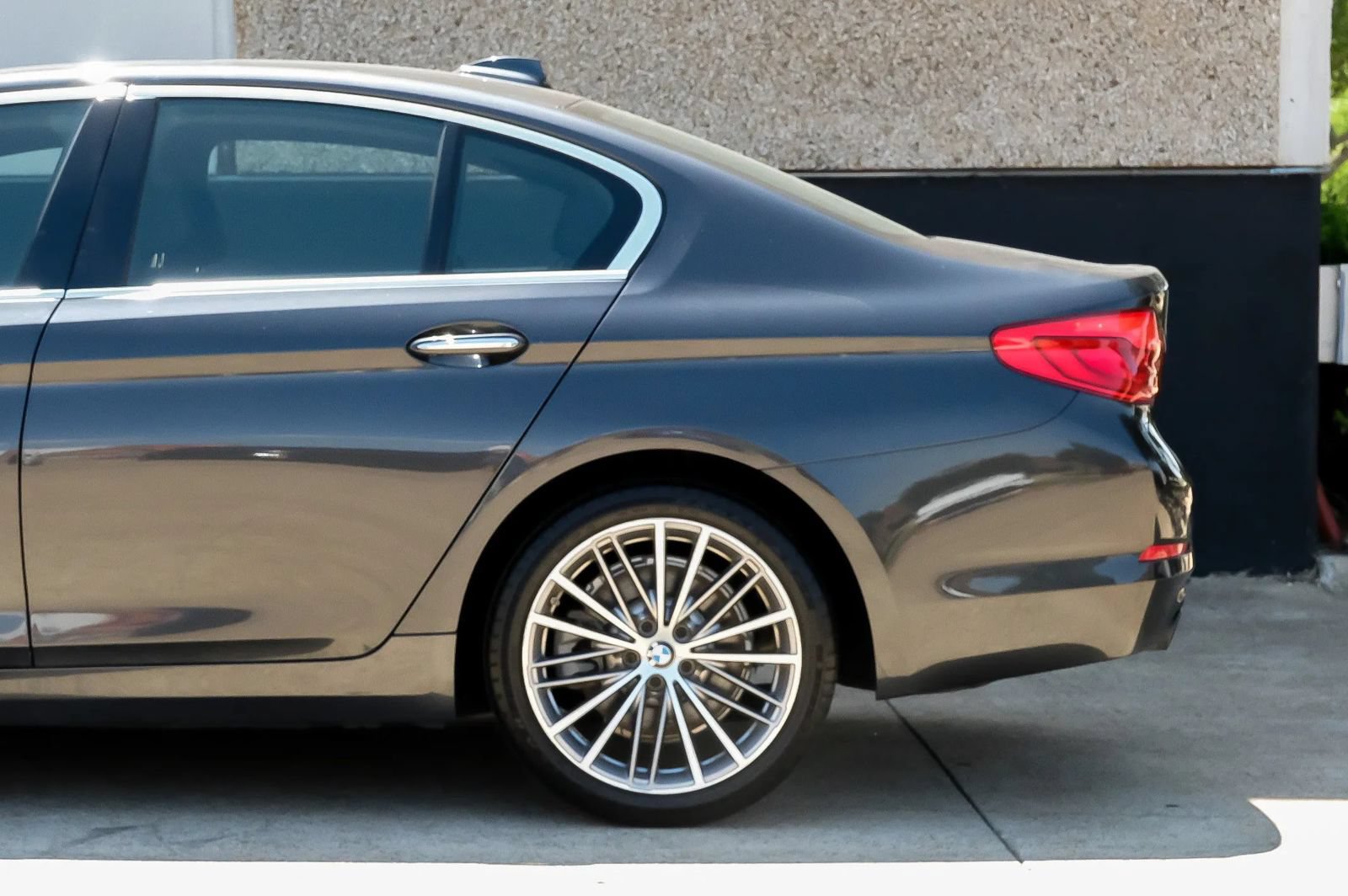 Used 2018 BMW 530i RWD image 16