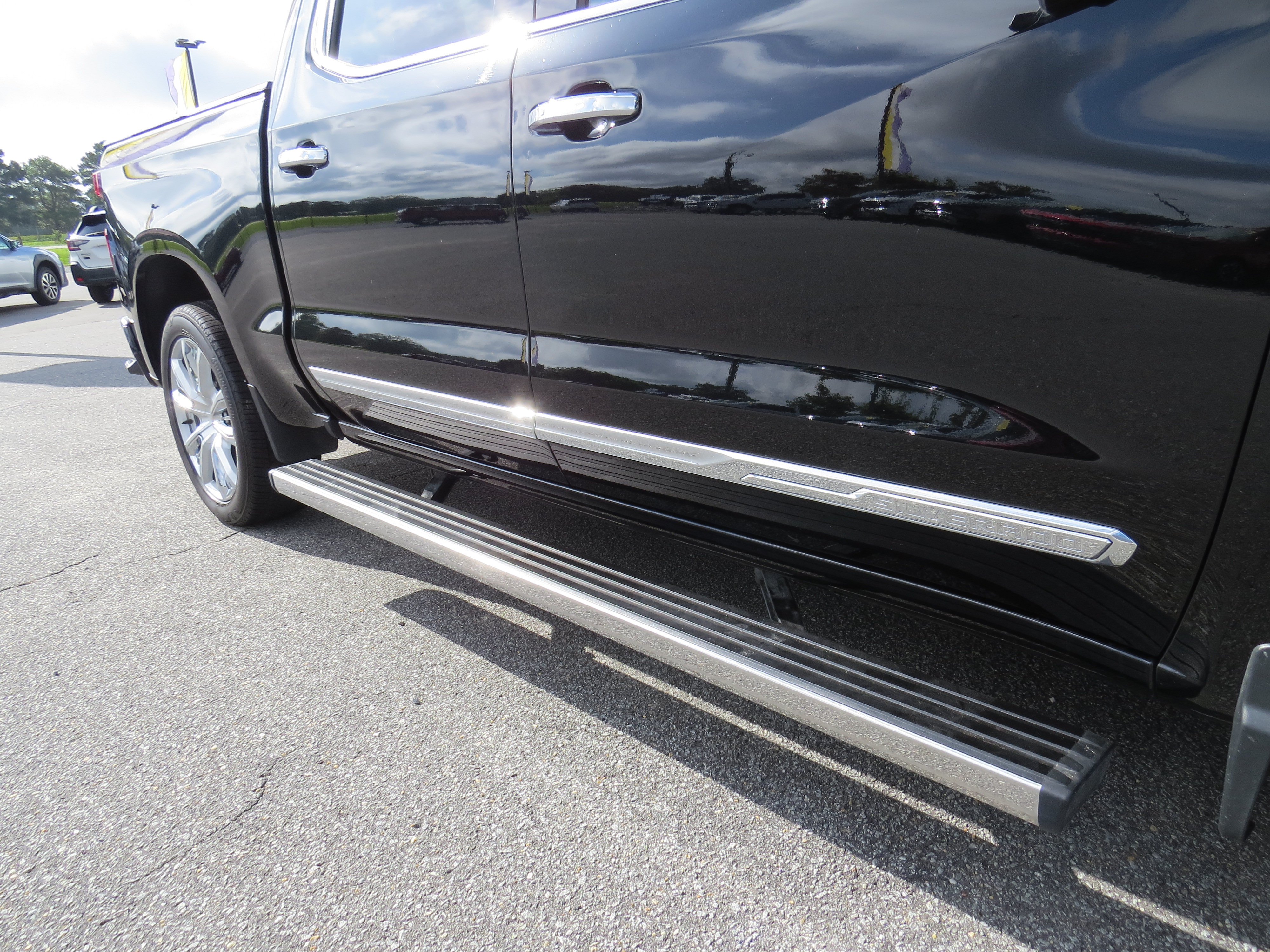 Used 2025 Chevrolet Silverado 1500 High Country w/ High Country Premium Package AWD/4WD image 11