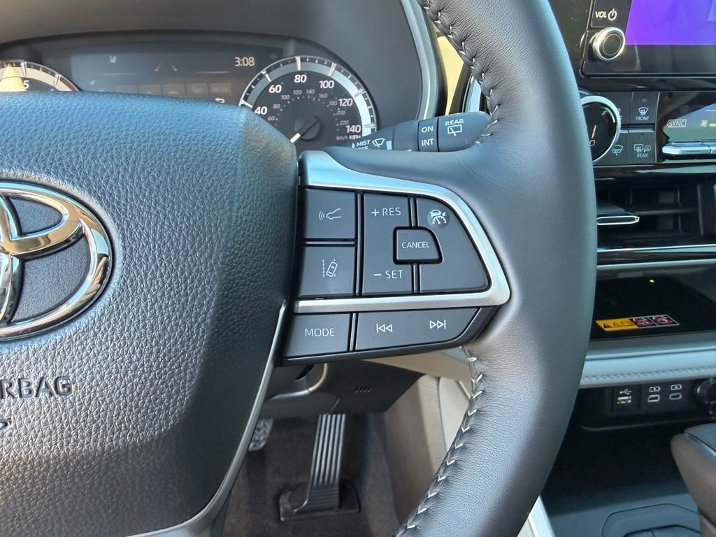 Used 2026 Toyota Highlander XLE image 18