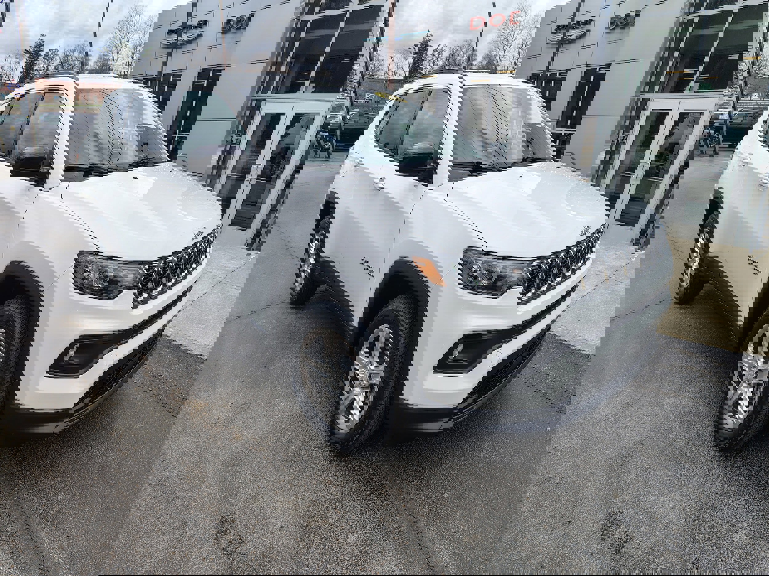Used 2024 Jeep Compass Latitude image 2