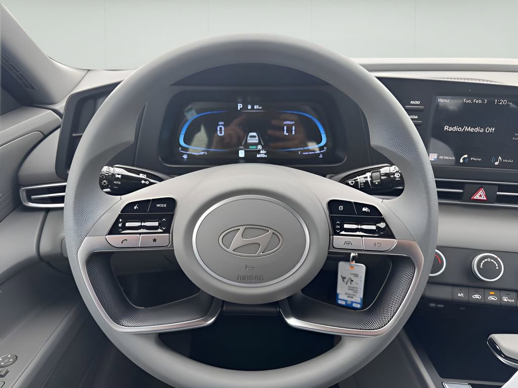 Used 2025 Hyundai Elantra SE FWD image 15