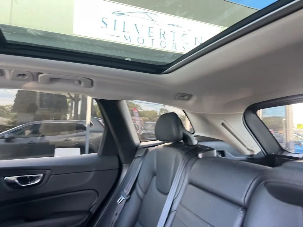 Used 2018 Volvo XC60 T5 Momentum w/ Advanced Package image 40