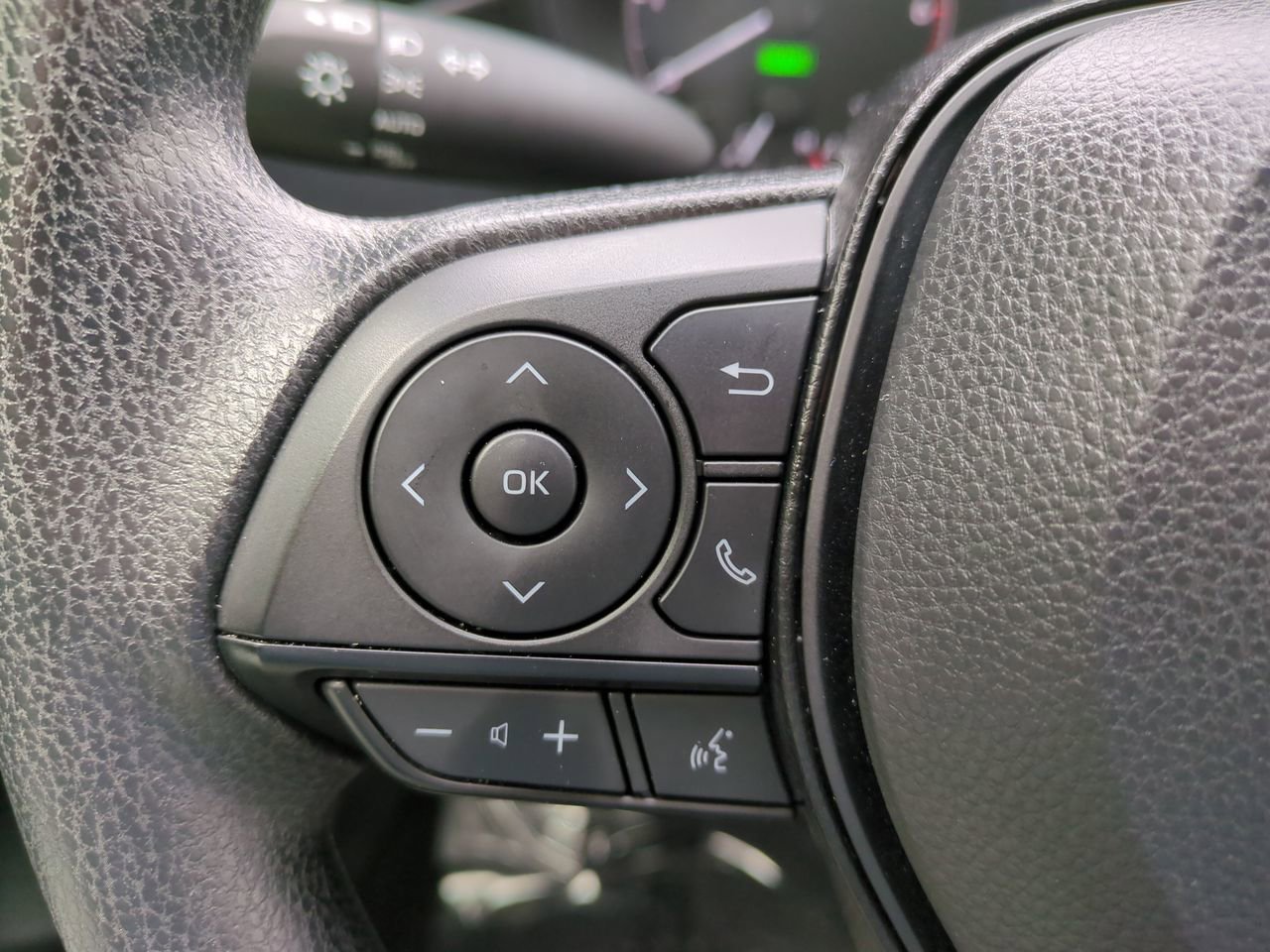 Used 2025 Toyota Corolla LE w/ LE Premium Package FWD image 22