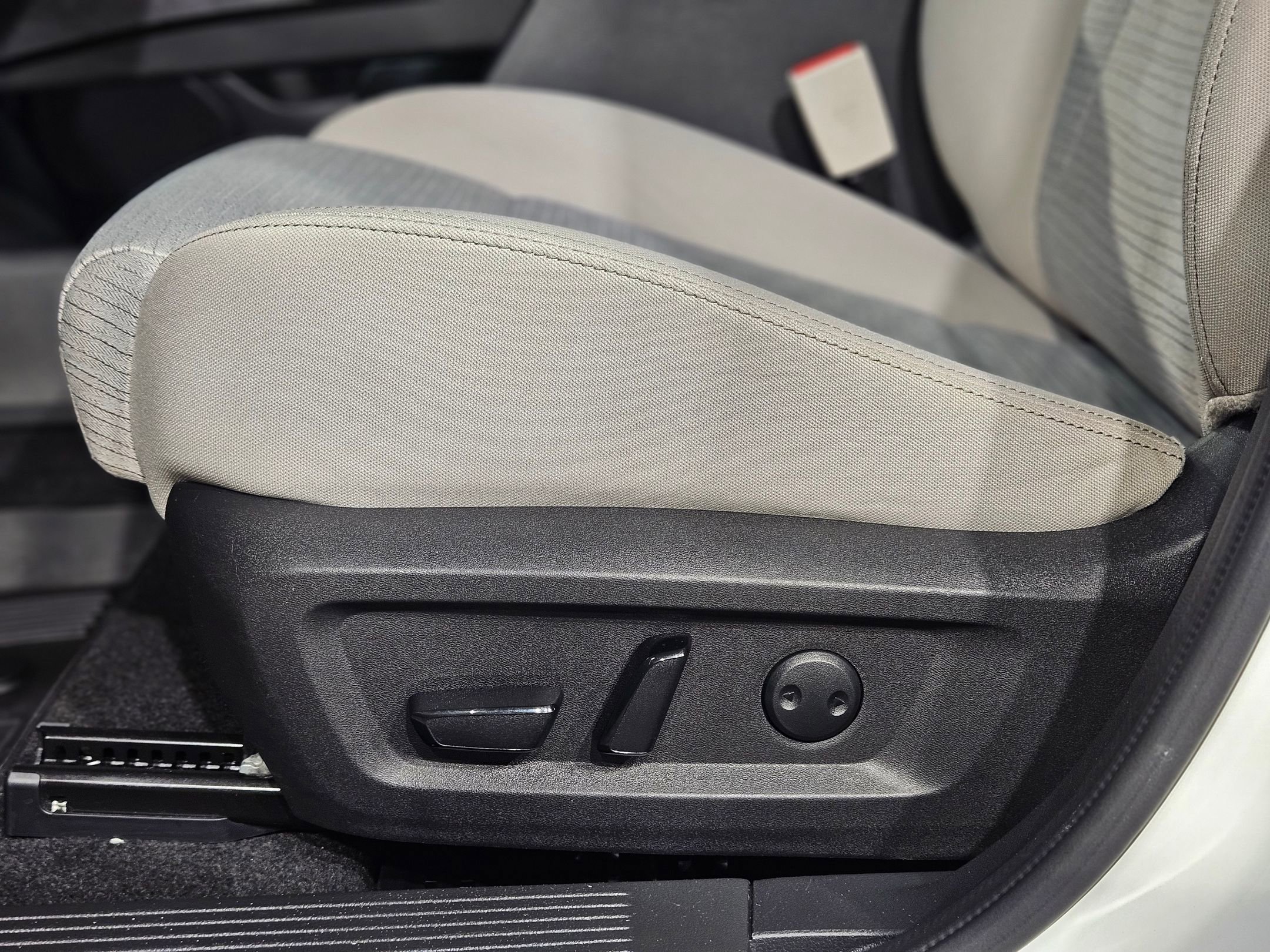 Used 2023 Nissan Rogue SV image 23