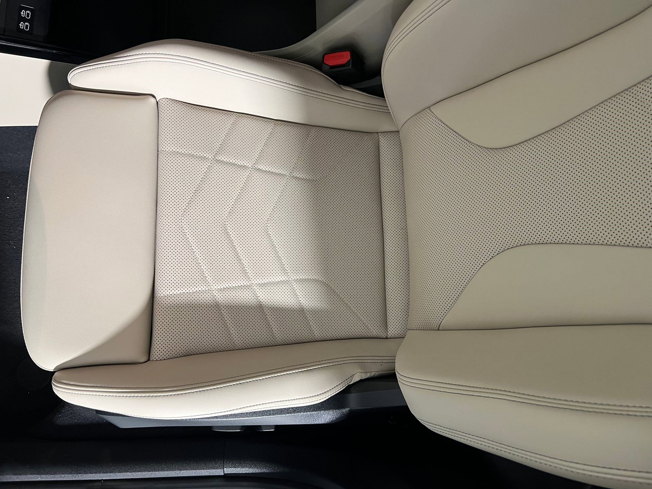 Used 2025 BMW X2 xDrive28i w/ Premium Package image 23