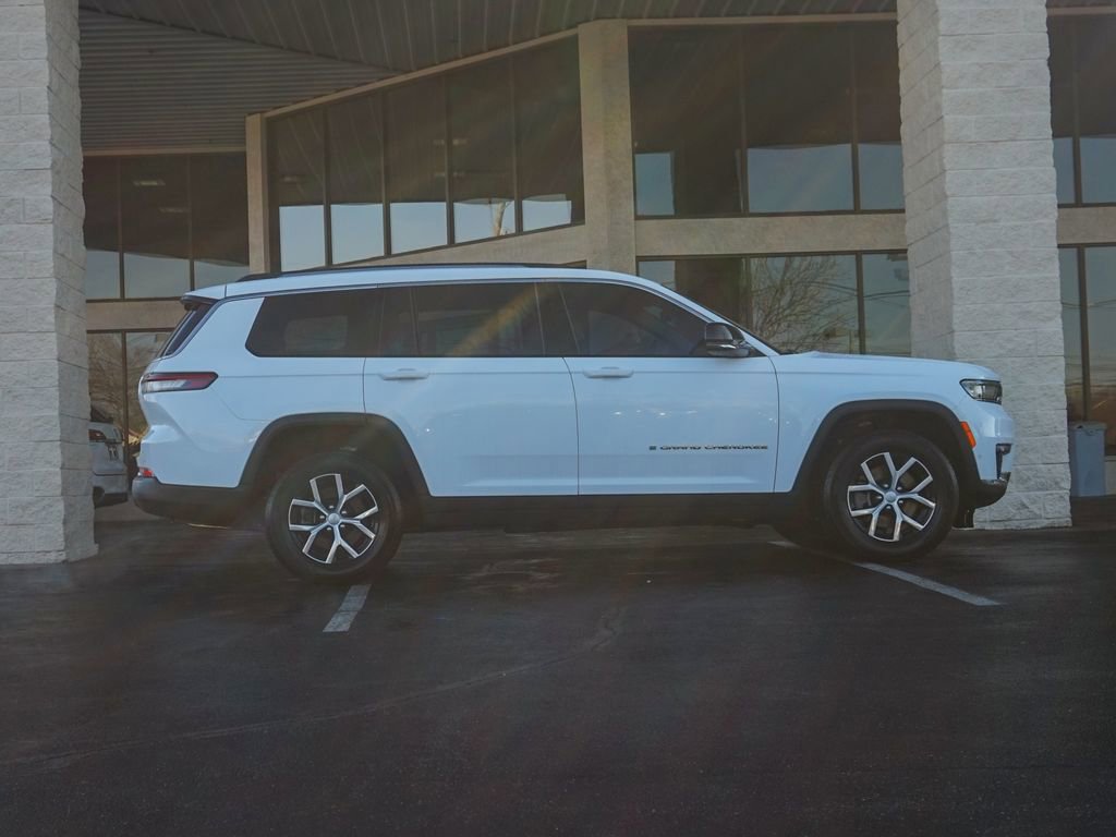 Used 2023 Jeep Grand Cherokee L Limited w/ Luxury Tech Group II image 2