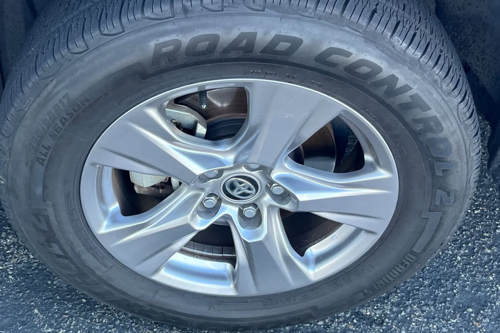 Used 2022 Toyota RAV4 LE AWD/4WD image 10