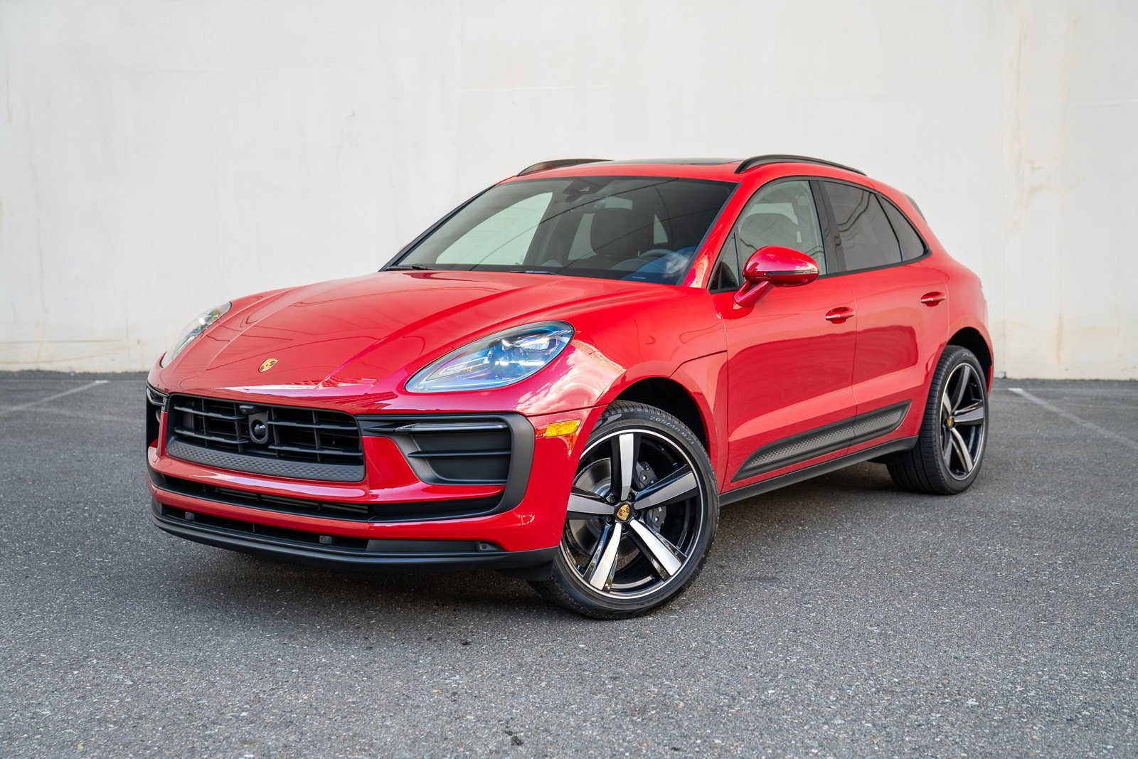 Certified 2025 Porsche Macan image 1