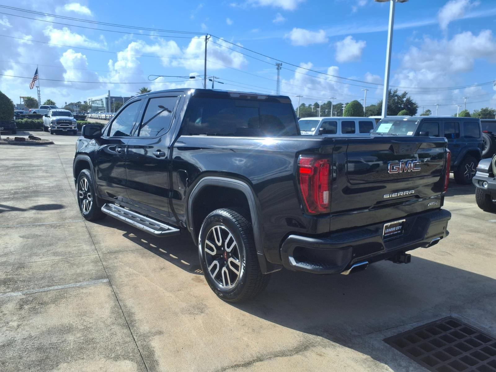 Used 2019 GMC Sierra 1500 AT4 w/ AT4 Premium Package AWD/4WD image 4