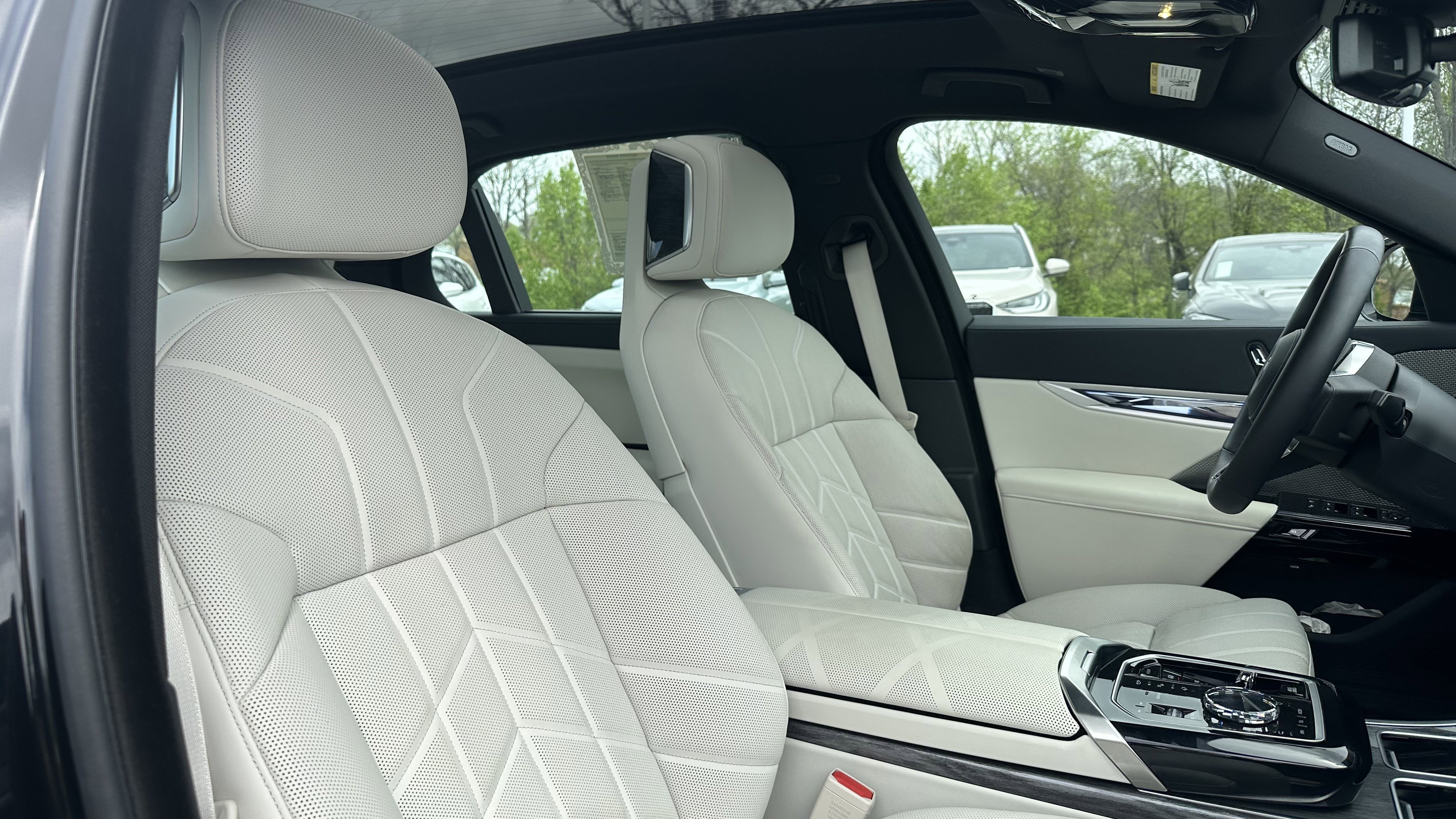 Certified 2025 BMW i7 xDrive60 w/ Premium Package AWD/4WD image 34