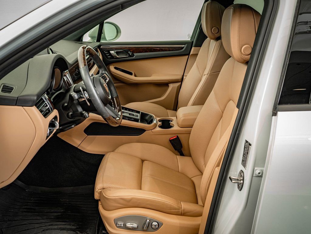 Certified 2025 Porsche Macan image 5