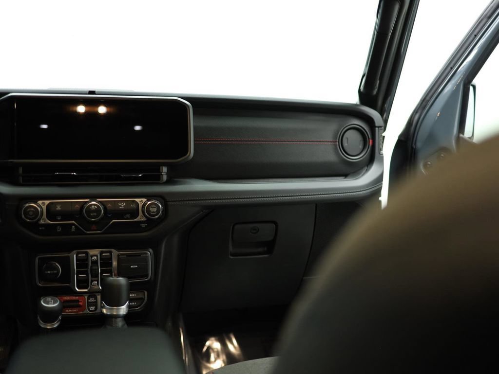 Used 2025 Jeep Wrangler Unlimited Rubicon AWD/4WD image 56