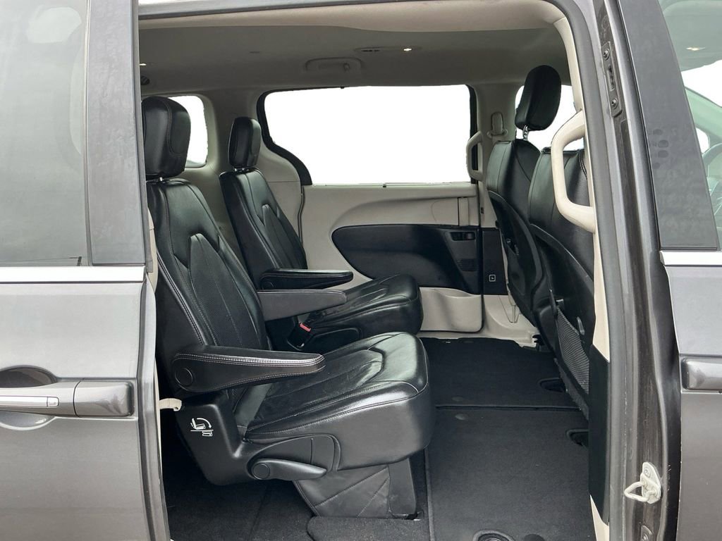 Used 2018 Chrysler Pacifica Touring-L FWD image 23