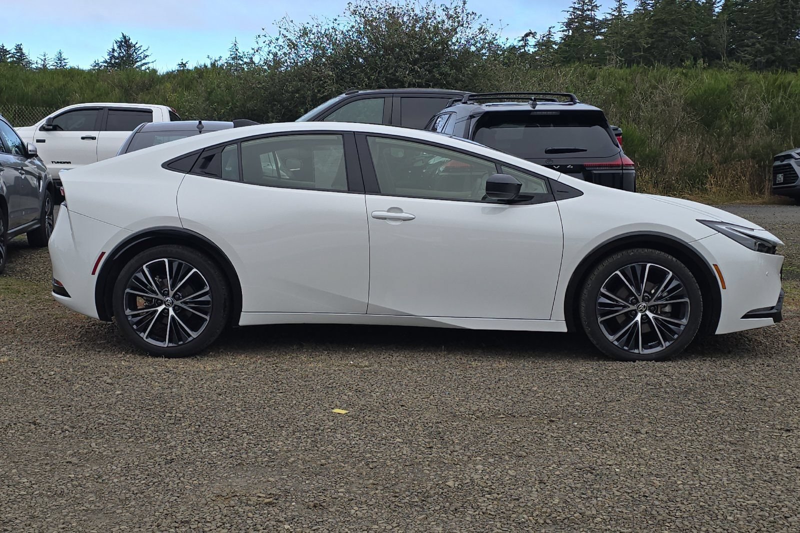 Used 2024 Toyota Prius XLE AWD/4WD image 3