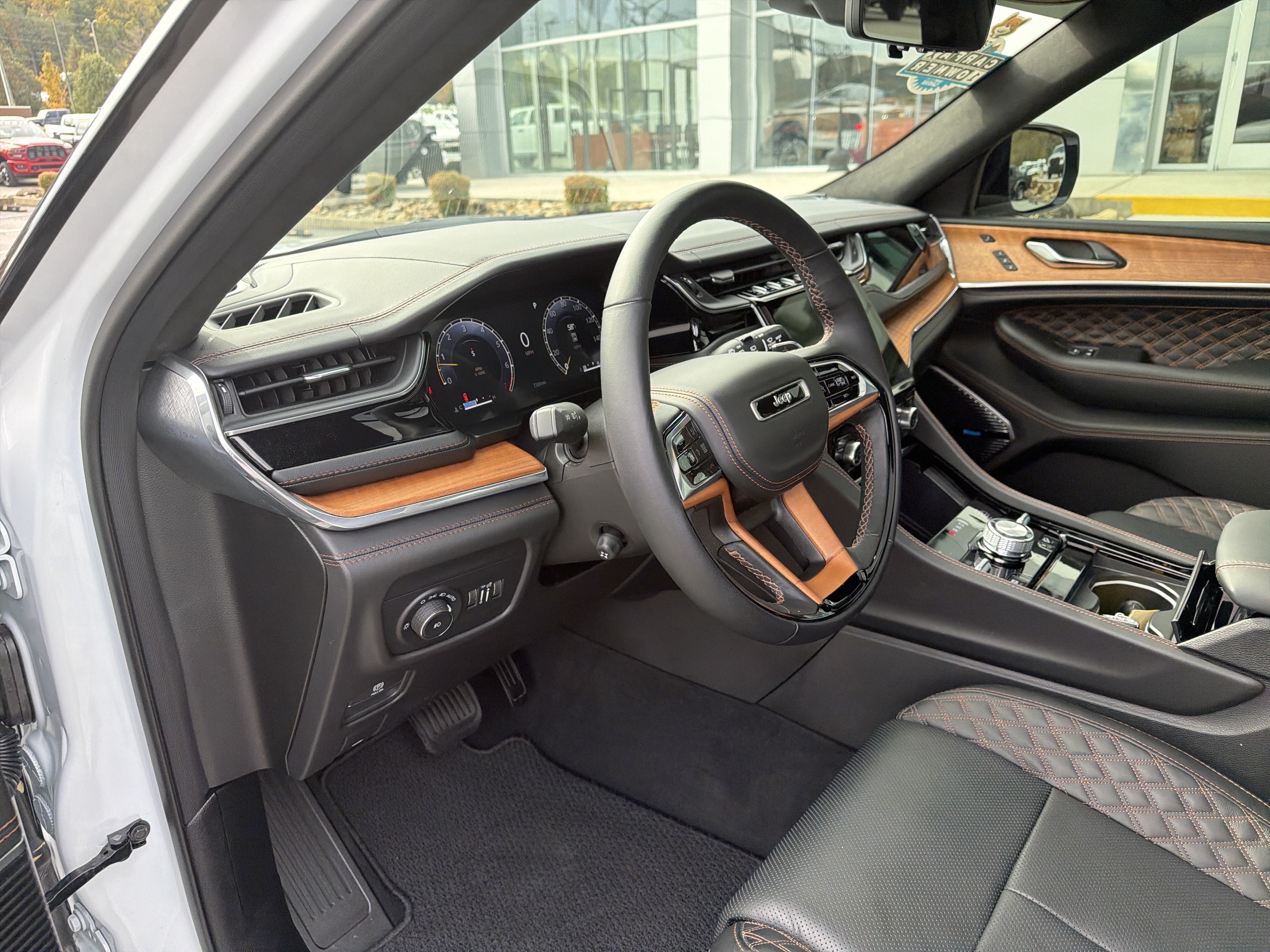 Used 2025 Jeep Grand Cherokee L Summit AWD/4WD image 33