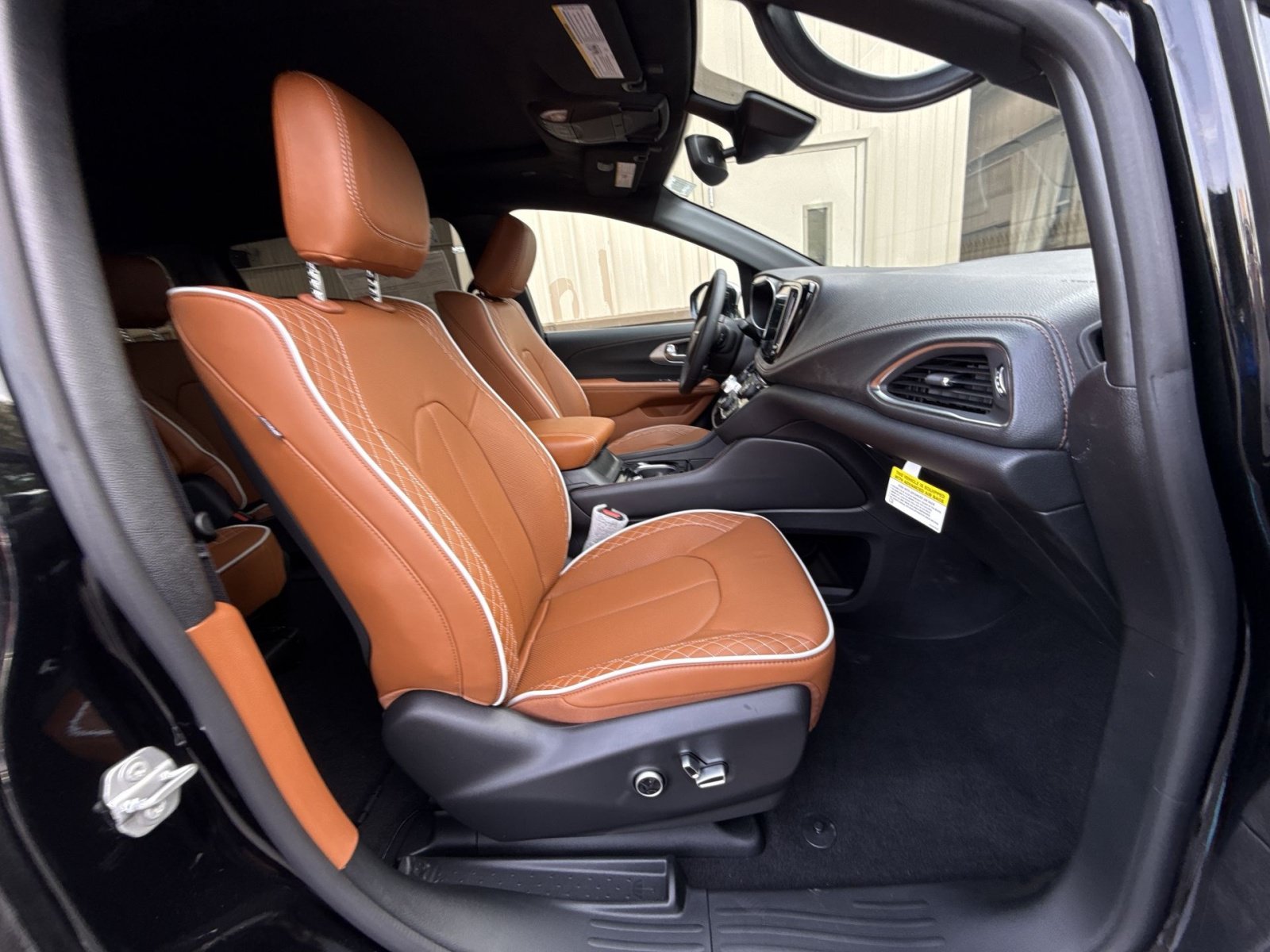 Used 2026 Chrysler Pacifica Pinnacle FWD image 28