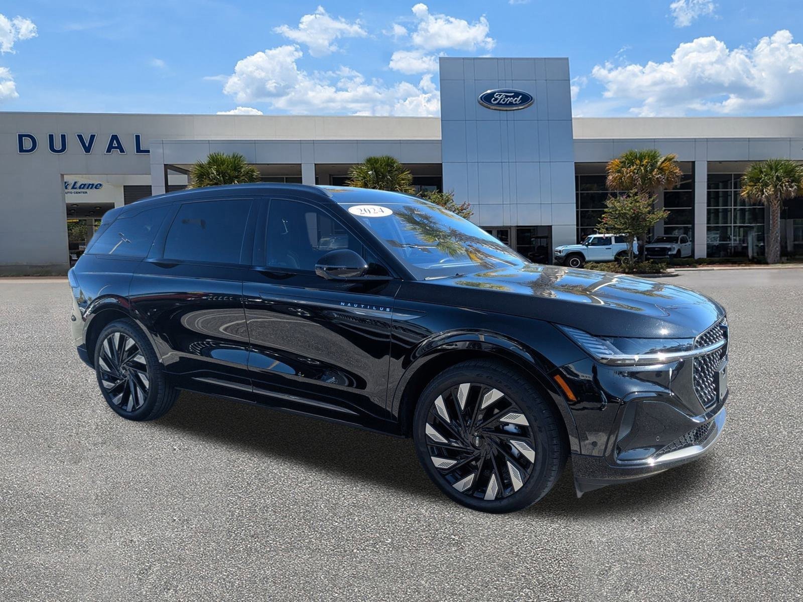 Used 2024 Lincoln Nautilus Reserve w/ Jet Appearance Package (87T) image 2