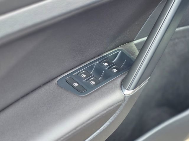 Used 2016 Volkswagen e-Golf SEL Premium image 21