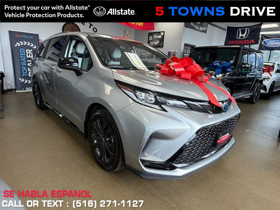 Used 2025 Toyota Sienna XSE FWD image 1