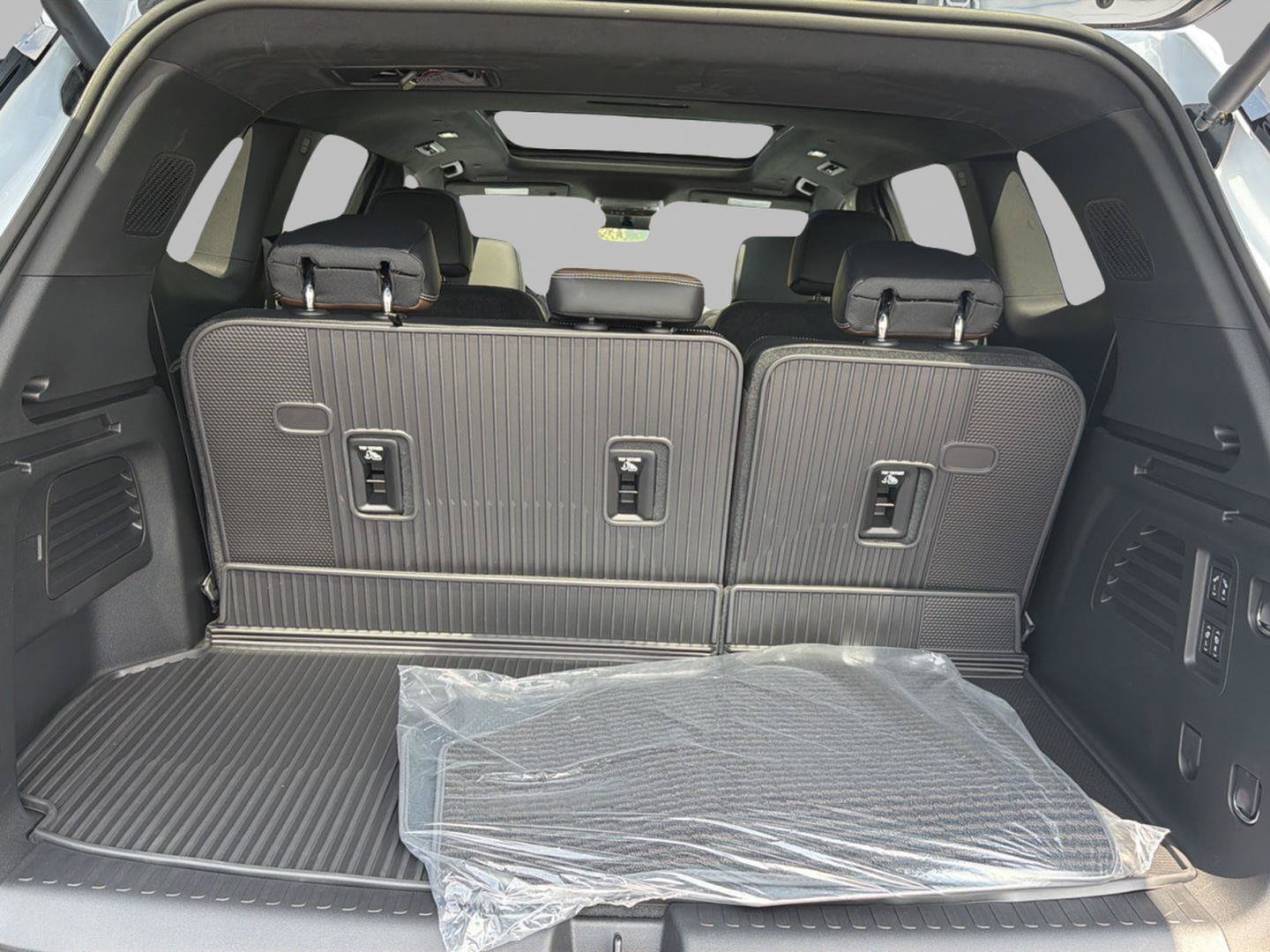 New 2027 GMC Acadia Denali Ultimate w/ LPO, Floor Liner Package AWD/4WD image 18