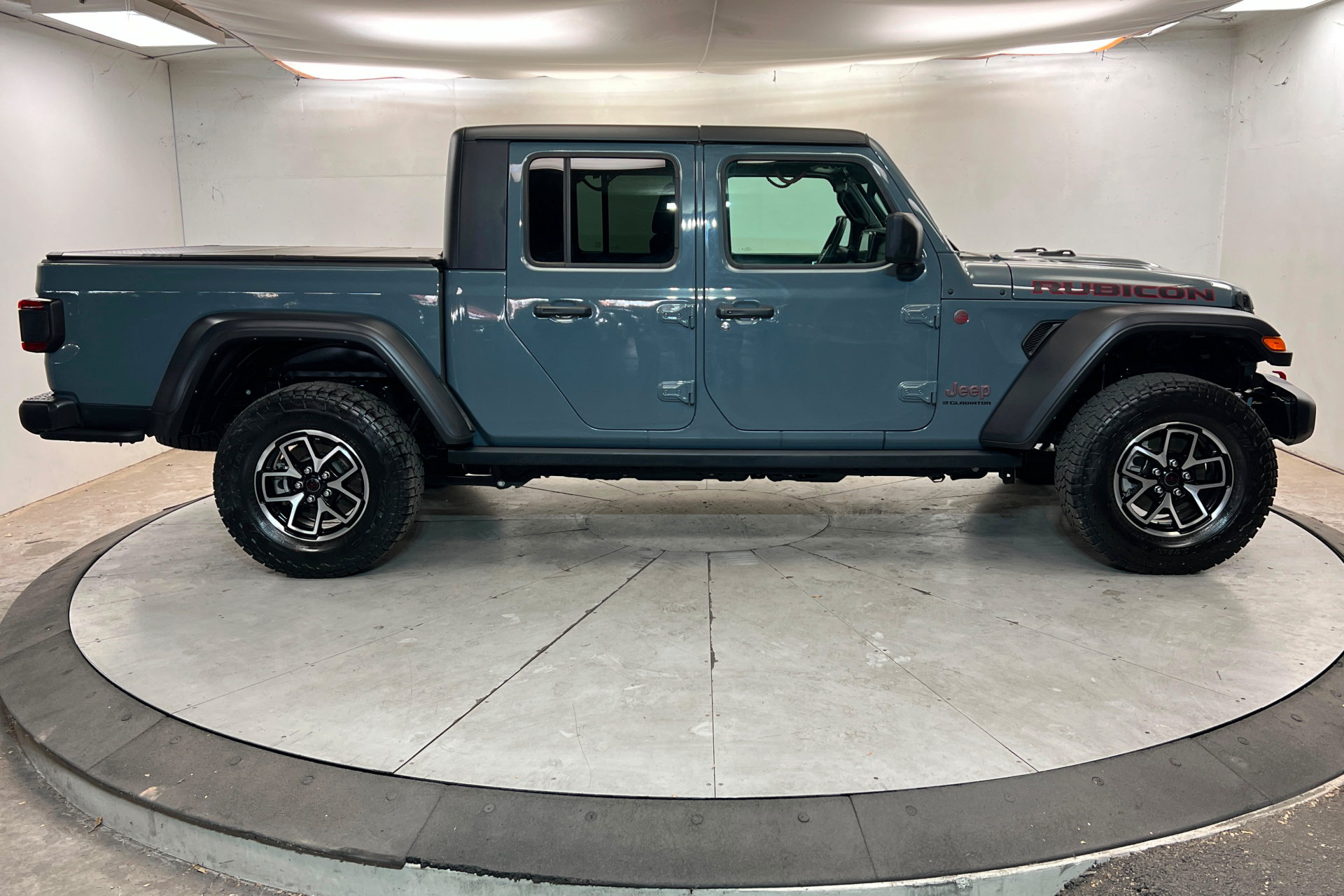 Used 2024 Jeep Gladiator Rubicon w/ Convenience Group AWD/4WD image 7