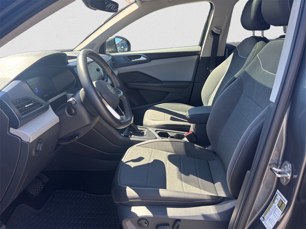 Certified 2024 Volkswagen Taos SE image 9