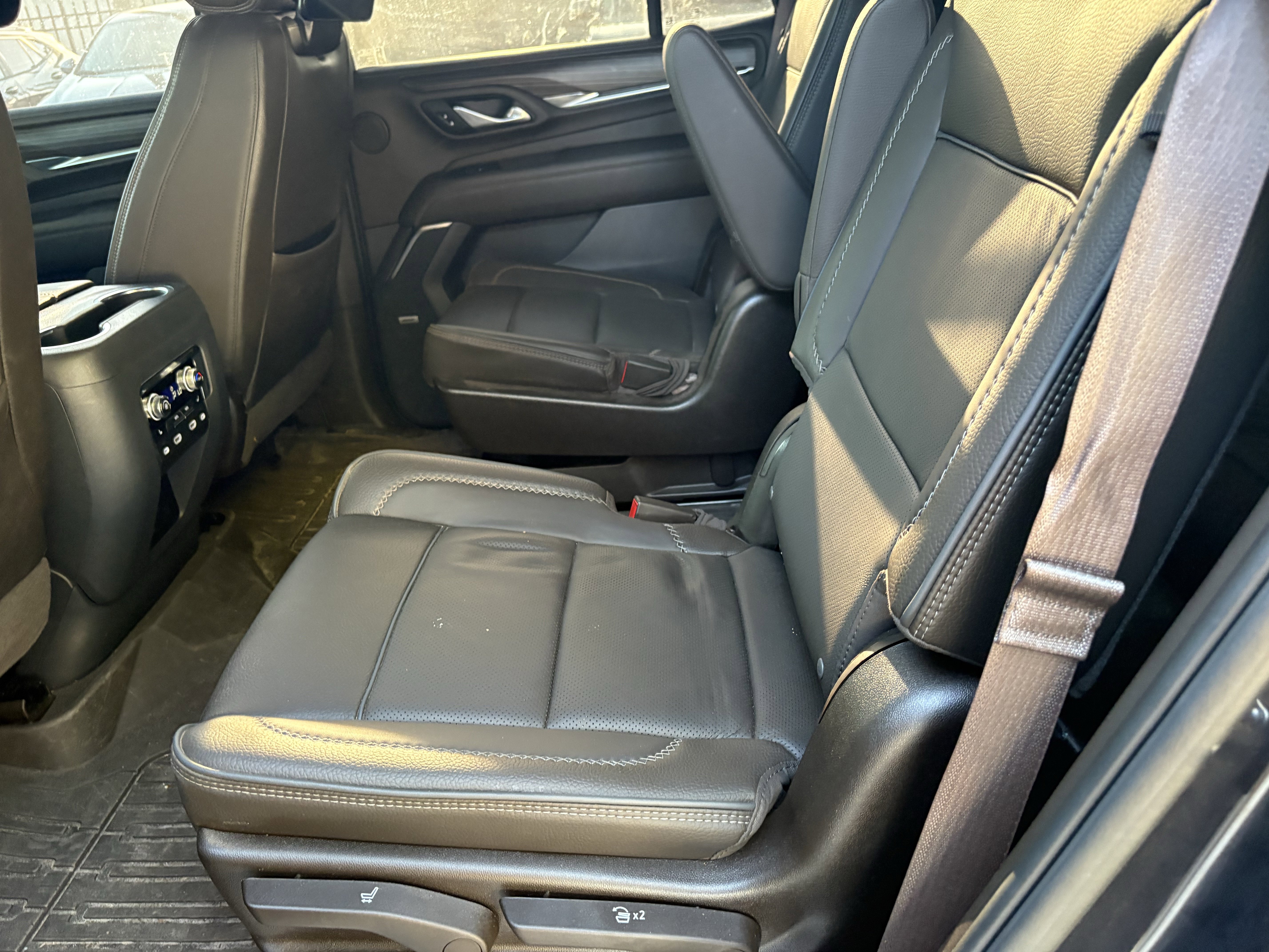 Used 2024 GMC Yukon Denali w/ Advanced Technology Package image 9