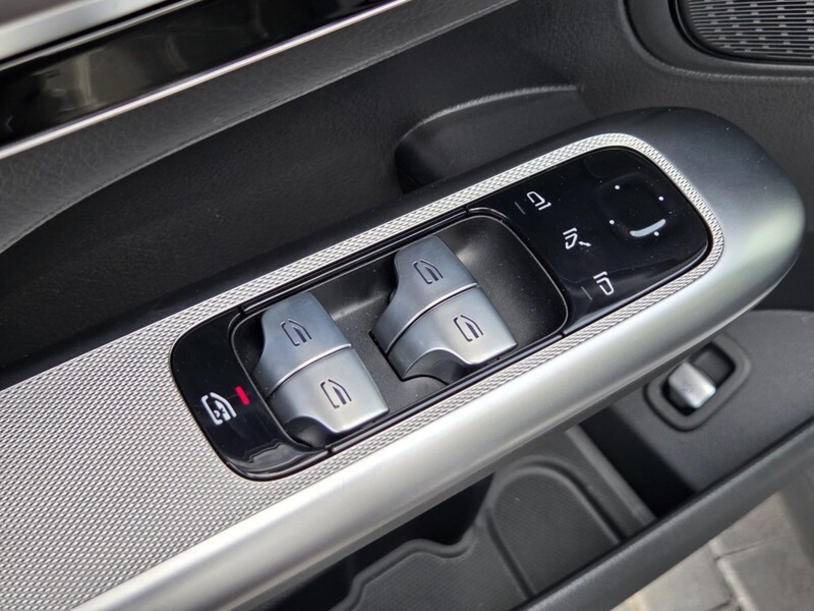 Certified 2025 Mercedes-Benz GLC 300 4MATIC image 24