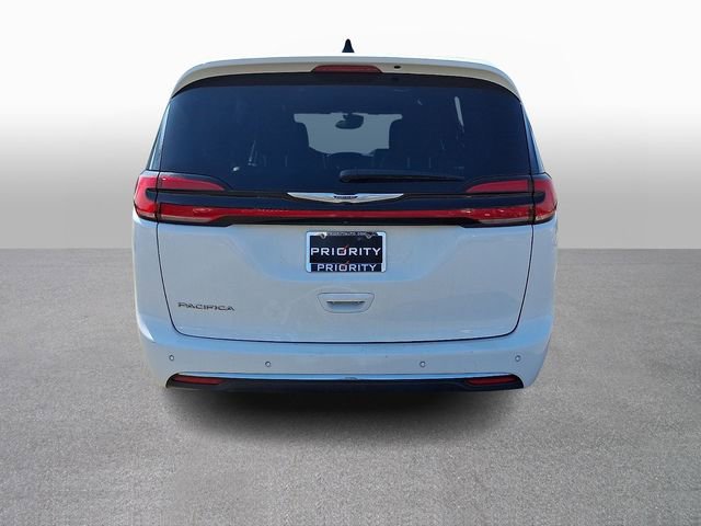 Used 2025 Chrysler Pacifica Select image 5