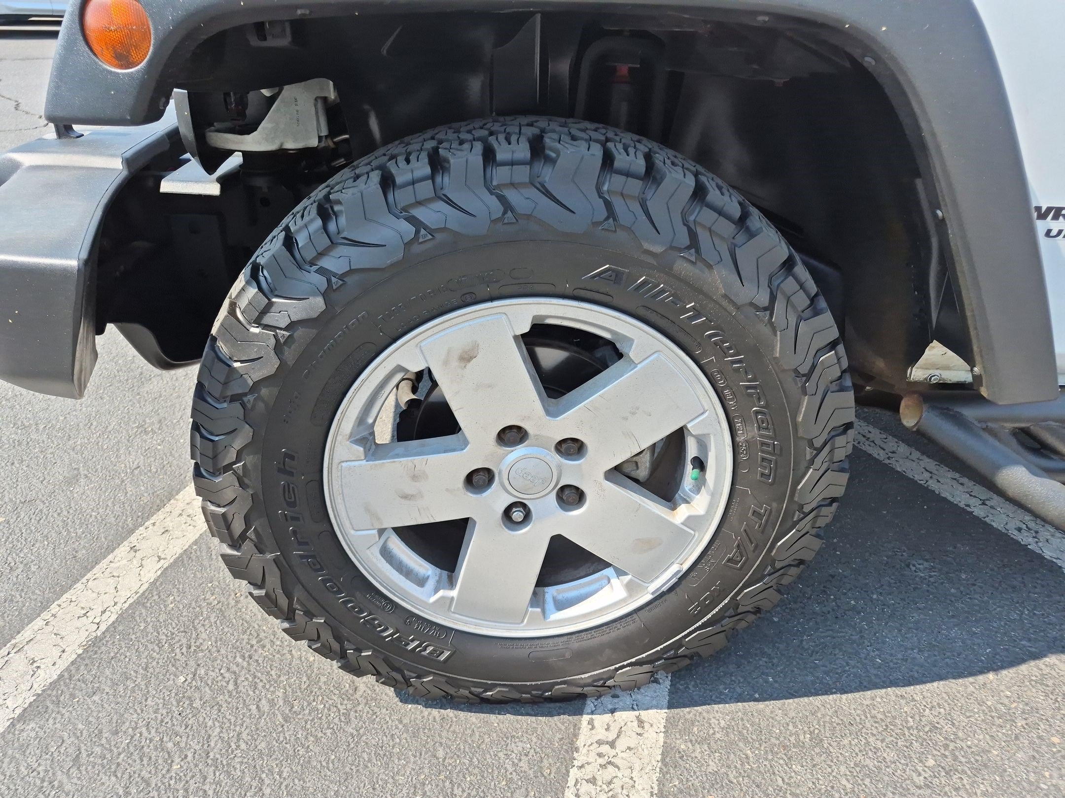 Used 2016 Jeep Wrangler Unlimited Rubicon w/ Connectivity Group AWD/4WD image 11