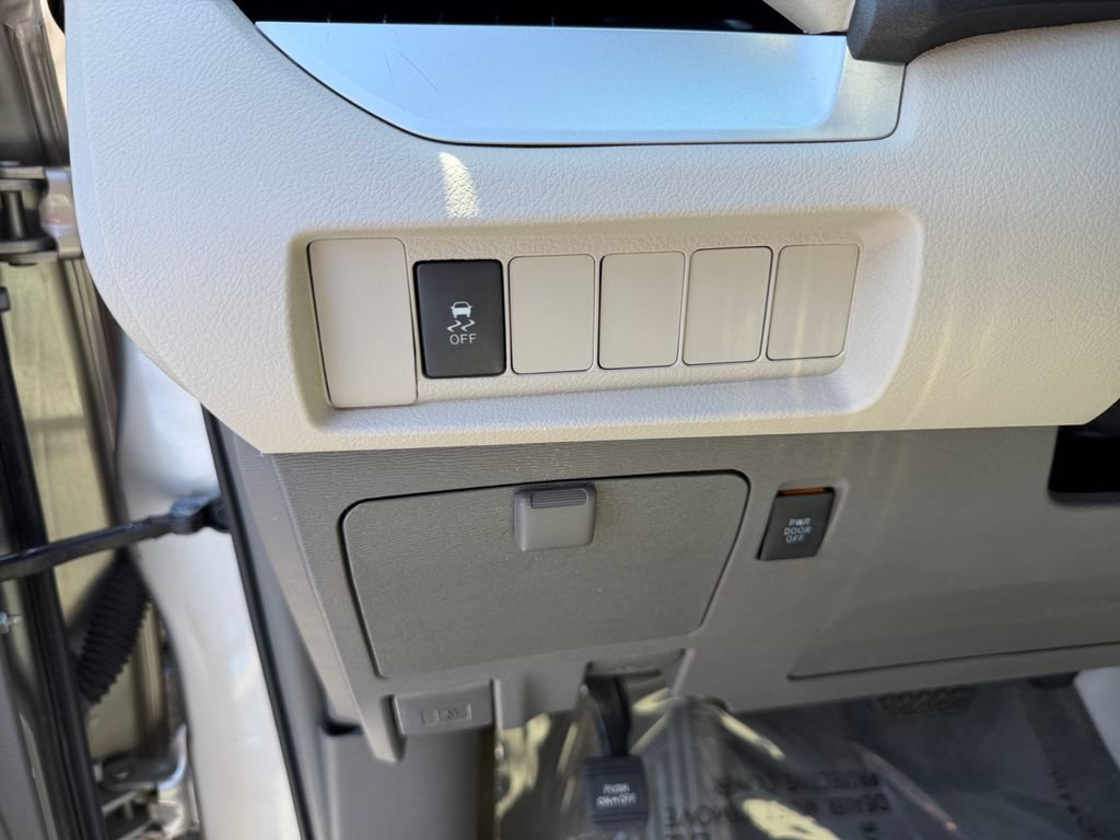 Used 2017 Toyota Sienna LE FWD image 30