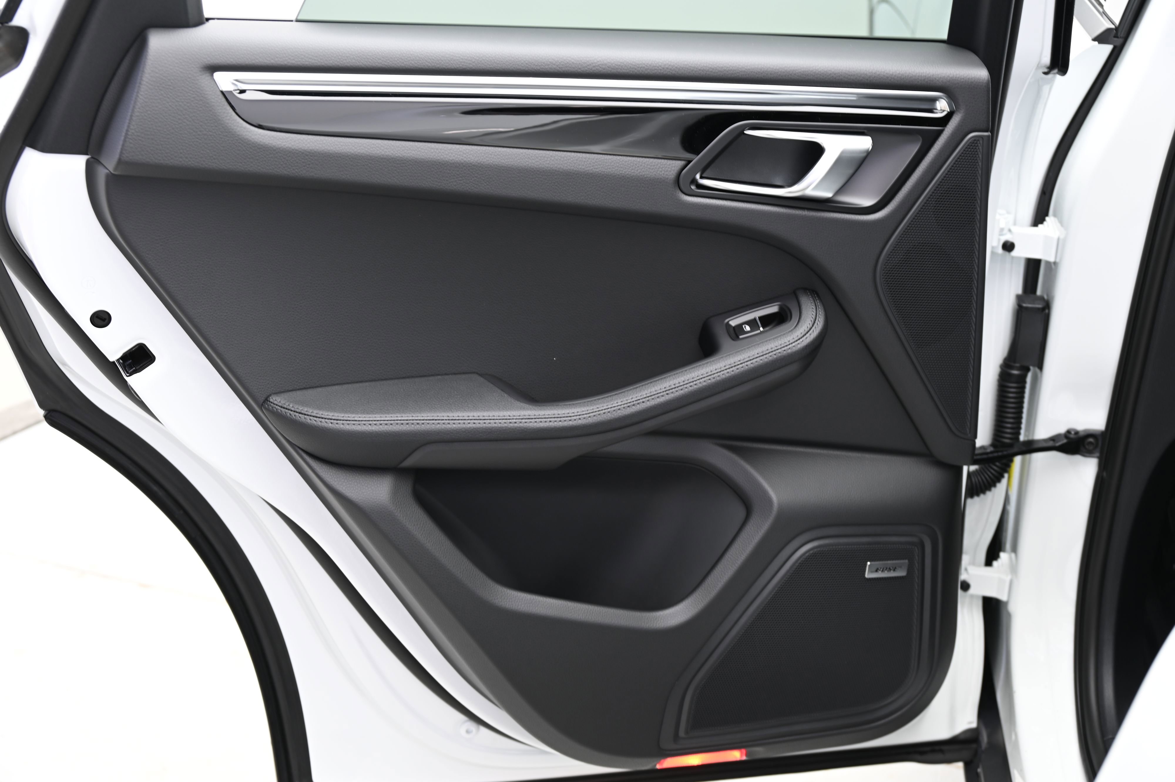 Used 2025 Porsche Macan image 30