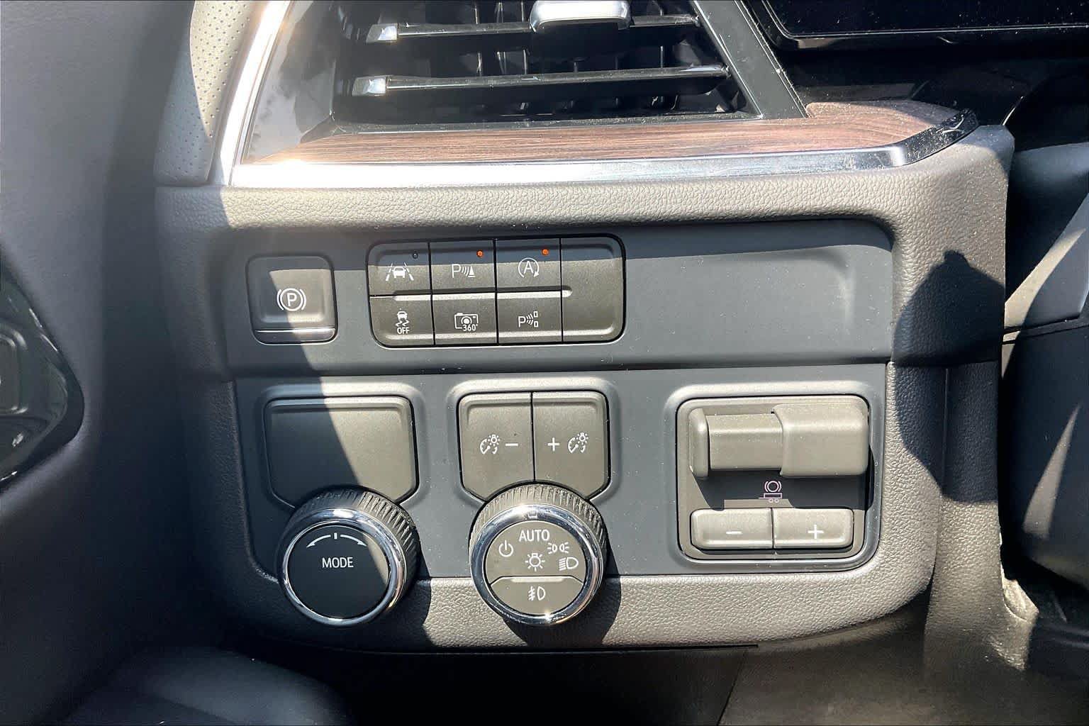 Used 2026 Chevrolet Suburban Premier w/ Sun And Tow Package RWD image 32