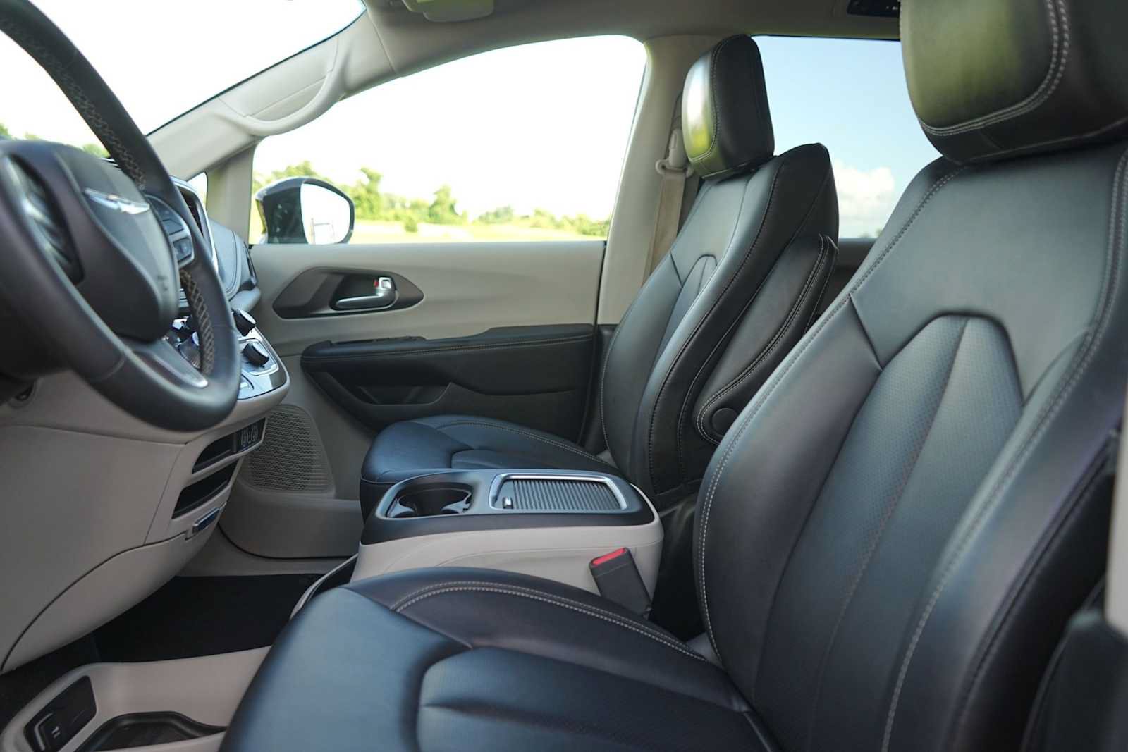 Used 2024 Chrysler Pacifica Limited FWD image 11
