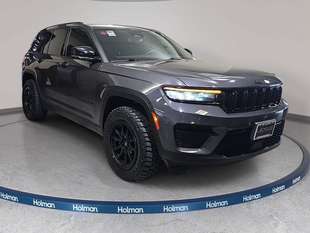 Used 2022 Jeep Grand Cherokee Altitude AWD/4WD image 4